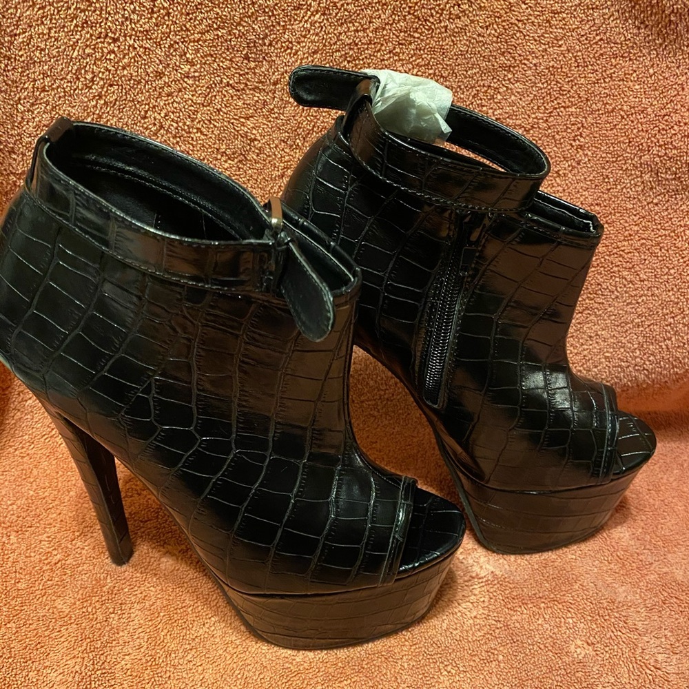 Black 6 “ High heeled shoes